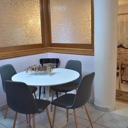 Comfortable Opposite The Park Appartamento Tríkala