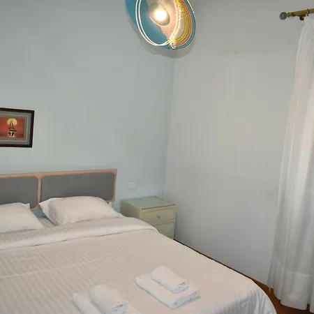 Comfortable Opposite The Park Apartment